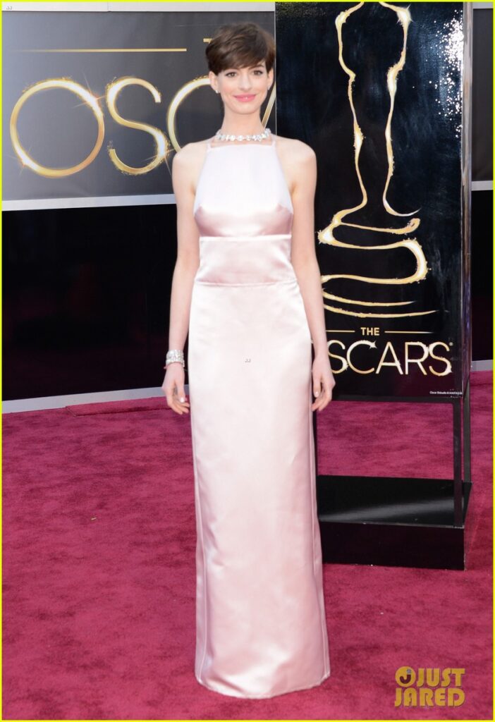 anne-hathaway-oscars-2013-red-carpet-03