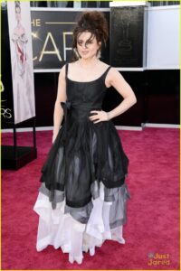 helena-bonham-carter-tim-burton-oscars-red-carpet-2013-04