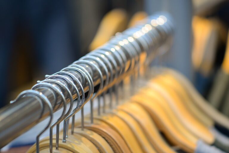 Tips para tener y mantener el armario ordenado perchas ropa