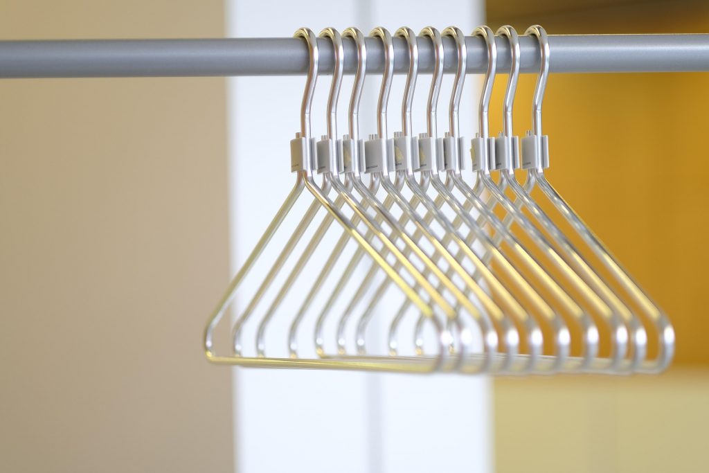 Perchas ordenadas para filtrar la ropa del armario